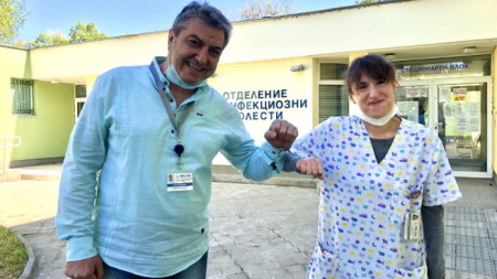 Директорът на УМБАЛ „Канев“ Иван Иванов и лекуващият лекар д-р Маргарита Георгиева