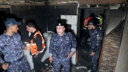 Палестински полицаи извършват оглед след пожара в сграда в Джабалия в северната част на ивицата Газа