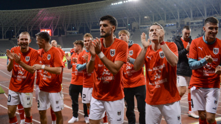 Футболистите на Австрия поздравяват феновете си в Баку, облечени в специални фланелки.