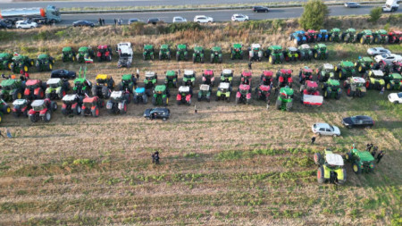 Около 600 земеделски машини са паркирани край Долни Богров