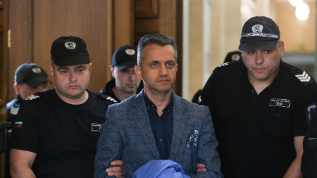 Мирослав Беляшки (в средата) в съда