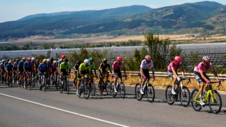 Четвъртият етап от колоездачната обиколка на България ще се запомни с масовото падане на състезатели преди финала в Сливен