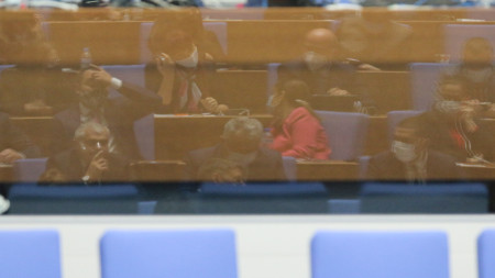 Депутатите в пленарната зала - отражение върху стъкло, 18 декември 2020 г.