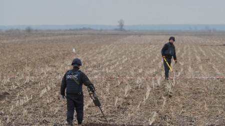 Украински спасители разчистват мини до град Бровари в района на Киев, 21 април 2022 г.