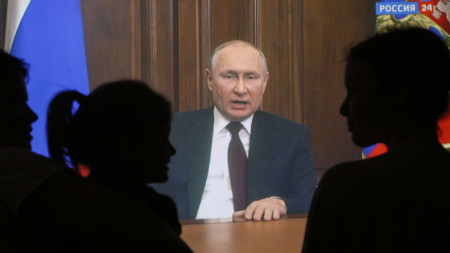 Руско семейство гледа обръщението на президента Владимир Путин, в което той призна ДНР и ЛНР в Украйна за независими.