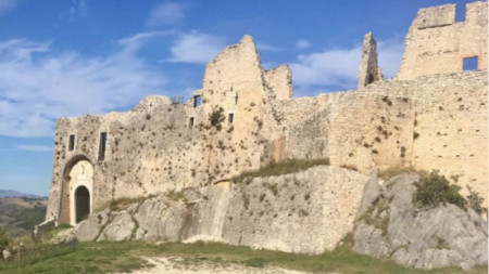 Крепостта Кастропианямо, за която се твърди, че през Средновековието е българска 