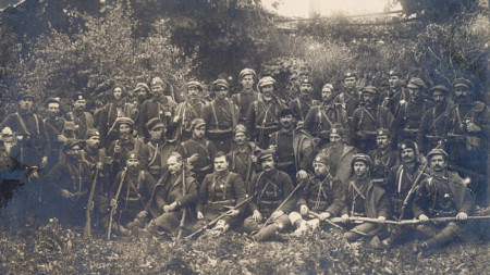 Четата на струмишките войводи Георги Въндев (на първия ред в средата) и Милан Постоларски