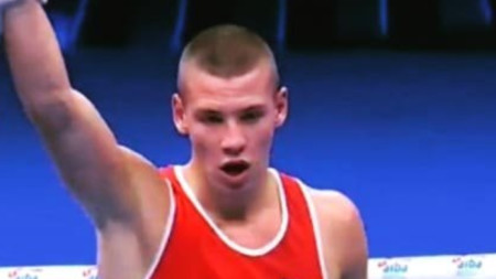 Кристиян Николов записа впечатляващ дебют на световното първенство по бокс