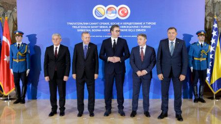 Президентът на Сърбия Александър Вучич (в средата), турският му колега Реджеп Ердоган (вдясно от него) и членовете на колективното председателство на Босна - Шефик Джаферович (вляво), Желко Комшич (вторият отдясно) и Милорад Додик (вдясно) на срещата им в Белград.