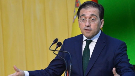 Испанският външен министър Хосе Мануел Албарес получи уверения от Алжир, че доставката на газ ще продължи по другия газопровод - Медгаз