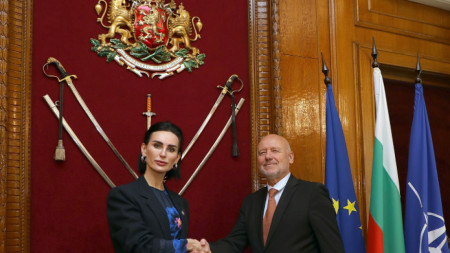 Украинската посланичка в България Олеся Илашчук (вляво) и българският министър на отбраната Тодор Тагарев