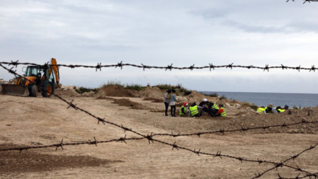 Следователи на Комитета за изчезналите лица работят край Лапитос след получаване на информация за останките на дузина изчезнали след 1974 г., 17 април 2019 г.