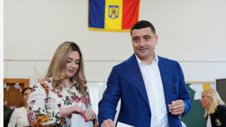 Джордже Симион гласува редом със съпругата си Илинка на втория тур на повторните президентски избори в Румъния, 18 май 2025 г.