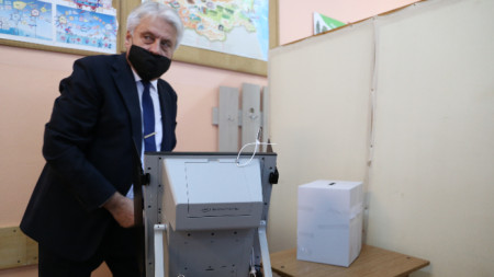 Бойко Рашков гласува в 39 СУ „Петър Динеков“