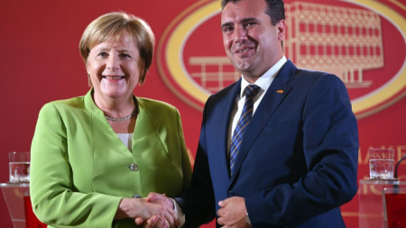 Германският канцлер Ангела Меркел и македонският премиер Зоран Заев на срещата им в Скопие
