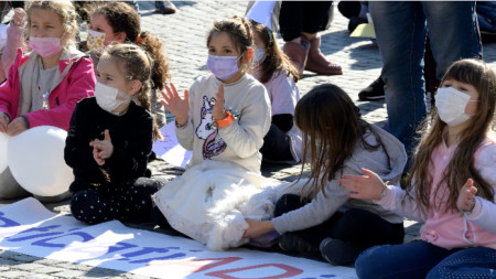 Хиляди родители деца и учители протестираха в Италия срещу ненужното