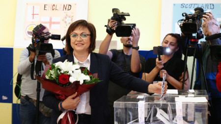 Лидерът на БСП Корнелия Нинова гласува в 25 ОУ 