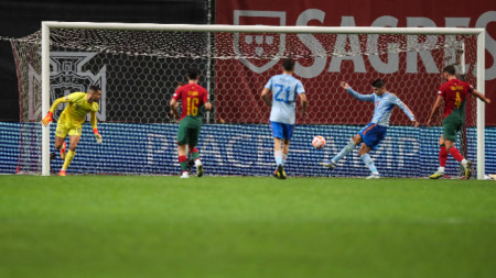 Алваро Мората бележи гола, който класира Испания за финалите.