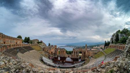 Античният театър в Таормина, остров Сицилия, Италия, юни 2023 г.
