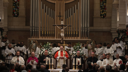 Латинският патриарх на Йерусалим Пиербатиста Пицабала (в центъра) на литургията в църквата 
