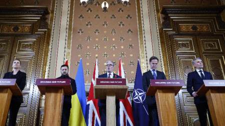 Датският премиер Мете Фредериксен, украинският президент Володимир Зеленски, британският премиер Киър Стармър, генералният секретар на НАТО Марк Рюте и нидерландският премиер Дик Шуф говорят пред медиите след срещата в Лондон