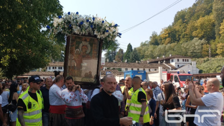 Литийно шествие с чудотворната икона на Св. Богородица-Троеручица