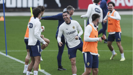 Роналдо беше в добро настроение на тренировката на Португалия.