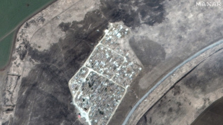 Сателитна снимка показва предполагаемо скорошно увеличаване на площта на гробището край с. Виноградне на около 12 км от Мариупол. 