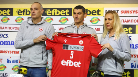 Попов (в средата), Зетова и Стефанов показват как ще изглеждат екипите на ЦСКА.