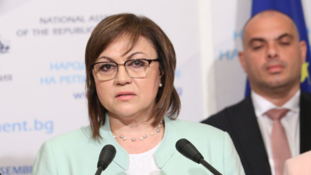 Корнелия Нинова говори в сградата на Народното събрание, след като „Демократична България“ не се отзова на поканата от БСП за среща.