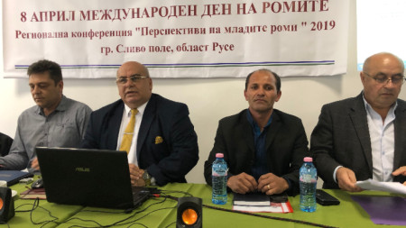 Вицепрезидентът на Световната ромска организация Петко Асенов (вторият от ляво надясно)