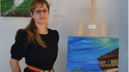 Маргарита Шопова - освен че създава красиви дрехи, тя рисува и картини