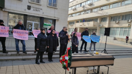 Служители на частни траурни агенции в Ловеч и граждани излизат