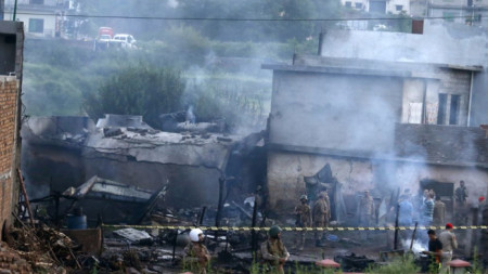 Загинали са 13 души на земята и 5-членния екипаж на малкия военен самолет, паднал в жилищен район на Равалпинди.