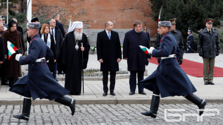 Пред паметника на Незнайния воин – президентът Румен Радев участва в ритуала за освещаване на бойните знамена и знамената светини на Българската армия.