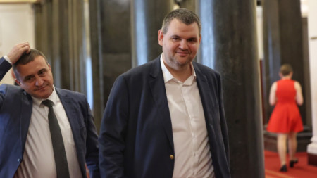 Депутатите от ДПС Ахмед Ахмедов и Делян Пеевски (дясно) преди началото на редовното заседание на парламента.

