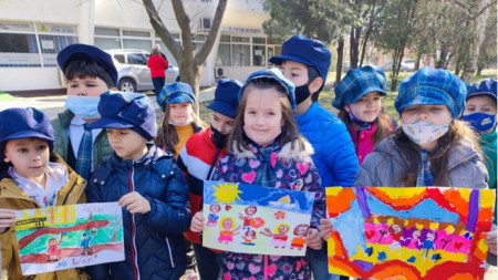 Дети из Силистры помогают болгарским воскресным школам в Украине