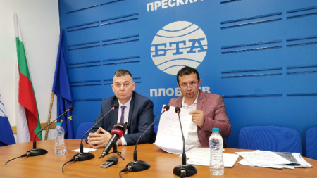 Адв. Васил Попов (вдясно) и депутатът от 