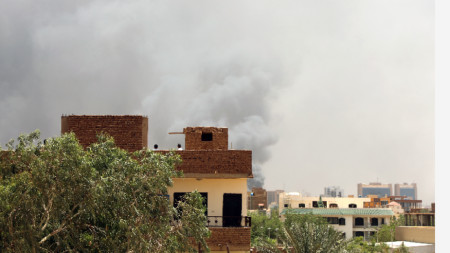 Дим се издига над сградите в Хартум, Судан, 15 април 2023 г.