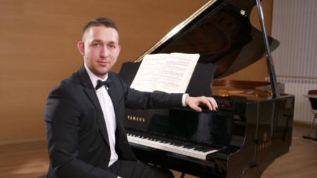 Виктор Костов, пианист
