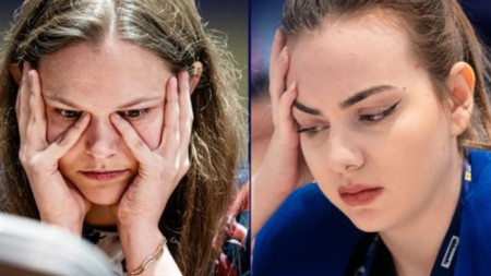Нургюл Салимова (справа) обыграла украинку Анну Музычук и вышла в финал Кубка мира по шахматам