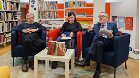 Alfred Foscolo (L) presenting his book at the French Institute in Bulgaria.