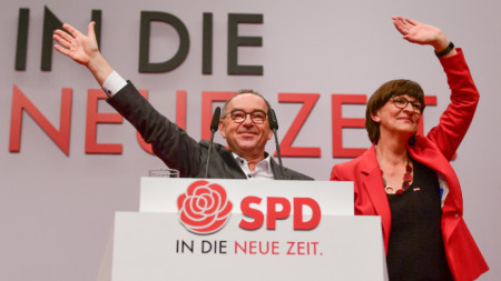 Новите лидери на Германската социалдемократическа партия (ГСДП) Норберт Валтер-Борянс и Саския Ескен 