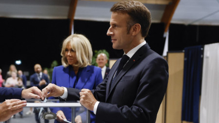 Френският президент Еманюел Макрон и първата дама Брижит Макрон в избирателна секция в Le Touquet-Paris-Plage, Северна Франция, 7 юли 2024 г. .