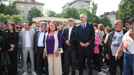 Депутатите и симпатизанти на ГЕРБ пред прокуратурата, където е призован Бойко Борисов