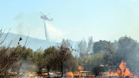 Хеликоптер участва в гасенето на горски пожар в района на Патра, Пелопонес, Гърция, 9 юли 2024 г.