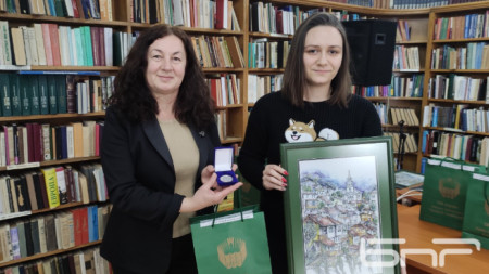 Директорът на Регионалната библиотека във Велико Търново доц. Калина Иванова с победителката в конкурса Памела Леонидова.