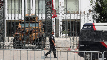 Охрана пред парламента на Тунис след напрежението, когато президентът Каис Сайед уволни премиера, 1 август 2021 г.