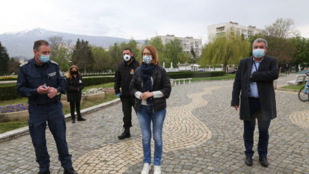 Кметът на столицата Йорданка Фандъкова (в средата) в Южен парк, където екипи на общината проведоха учение свързано с посещението на паркове в условията на епидемията от коронавирус.