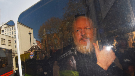 Основателят на „Уикилийкс“ Джулиан Асанж след ареста му в Лондон.